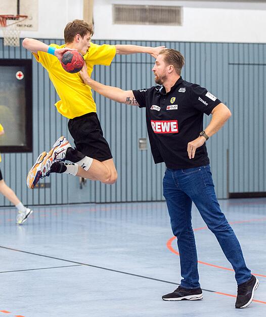 Von seiner furchteinflößenden Präsenz hat Abwehrspezialist Oliver Roggisch (rechts) auch nach Ende seiner aktiven Karriere nichts eingebüßt. Levin Rösch wagt trotzdem den Sprungwurf gegen den Weltmeister.