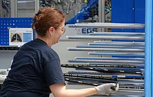 Noch ist in der Produktion des Glasherstellers Fuyao vieles Handarbeit. Vermehrt kamen hier zuletzt auch Mitarbeiter aus China zum Einsatz. Foto: Christian Gleichauf Noch ist in der Produktion des Glasherstellers Fuyao vieles Handarbeit. Vermehrt kamen hier zuletzt auch Mitarbeiter aus China zum Einsatz. Foto: Christian Gleichauf
