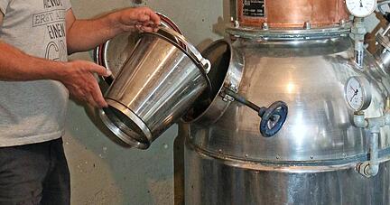 Armin Englert brennt den einst illegalen Moonshine-Gin.  
Foto: Ute Plückthun