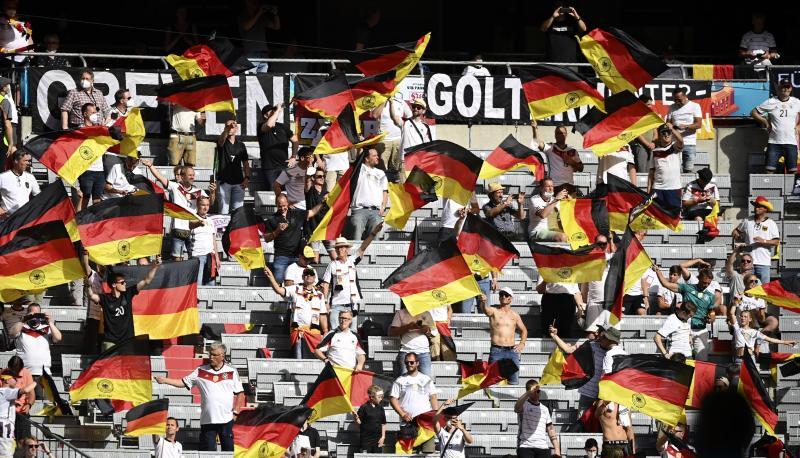 Deutschland-Fans schwenken vor dem Spiel Fahnen. Deutschland-Fans schwenken vor dem Spiel Fahnen.