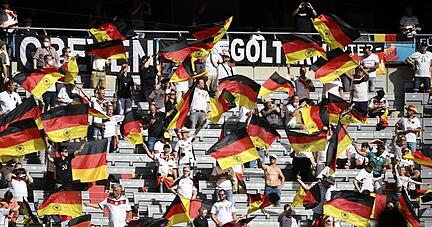 Deutschland-Fans schwenken vor dem Spiel Fahnen. Deutschland-Fans schwenken vor dem Spiel Fahnen.