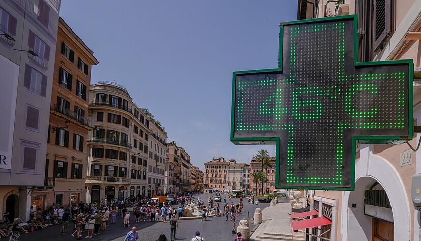 Die Anzeigetafel einer Apotheke zeigt im Juli eine Temperatur von 46 Grad in der Innenstadt von Rom an.