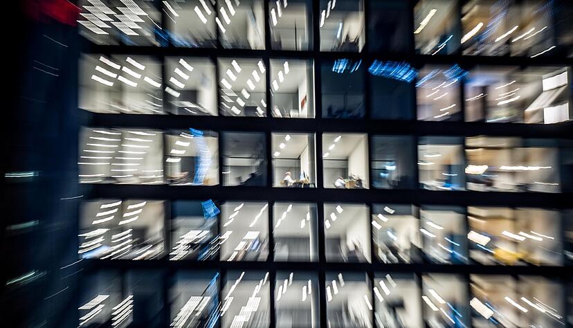 In vielen Betrieben wird eher auf Präsenz geachtet als auf Arbeitsergebnisse. In vielen Betrieben wird eher auf Präsenz geachtet als auf Arbeitsergebnisse.