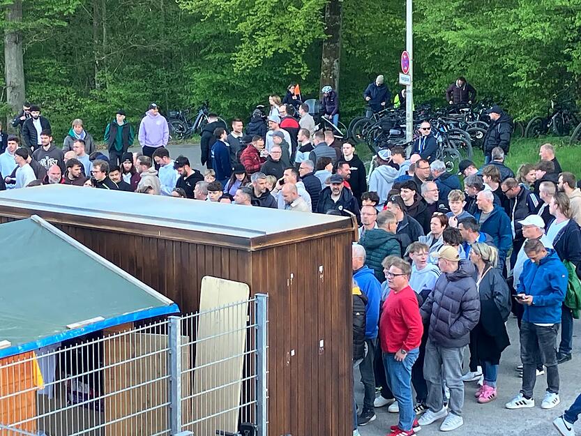 Das Interesse am Topspiel ist gro&szlig;. Vor den Kassen haben sich l&auml;ngere Schlangen gebildet.