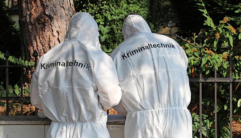 Am Morgen nach dem brutalen Raubüberfall sichern Kriminaltechniker des Heilbronner Polizeipräsidiums Spuren am Tatort. Auch heute, drei Jahre später, ist der Fall ungelöst.
Fotos: Archiv/Kinkopf Am Morgen nach dem brutalen Raubüberfall sichern Kriminaltechniker des Heilbronner Polizeipräsidiums Spuren am Tatort. Auch heute, drei Jahre später, ist der Fall ungelöst.
Fotos: Archiv/Kinkopf