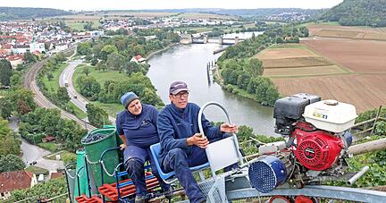 Ganz schön steil: Jochen Springer und Jasmin Mannherz vom Staatsweingut Weinsberg bei der Traubenlese mit Monorackbahn im Gundelsheimer Himmelreich. Weil die Ernte vielerorts so aufwändig ist, vor allem aber wegen aktuell gestiegener Betriebskosten, wird Wein teurer.