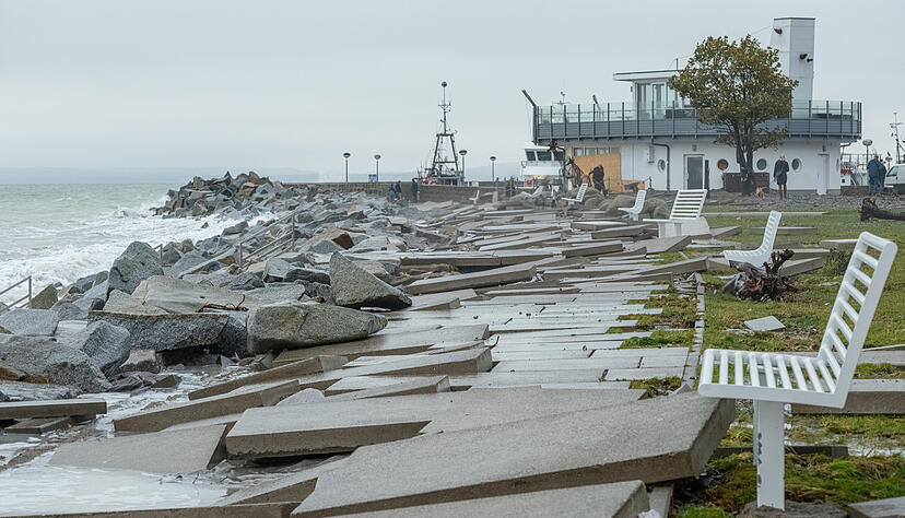 Mecklenburg-Vorpommern, Sassnitz: Gehwegplatten wurden durch den Sturm in der Nacht an der Strandpromenade weggeschwemmt.