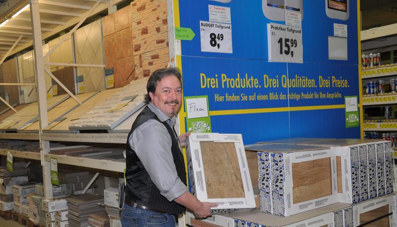 Viele Regale sind schon leer im Praktiker-Baumarkt in der Daimlerstraße. "Fliesen gibt es noch genug", sagt Chef Ralf Greiner. Viele Regale sind schon leer im Praktiker-Baumarkt in der Daimlerstraße. "Fliesen gibt es noch genug", sagt Chef Ralf Greiner.