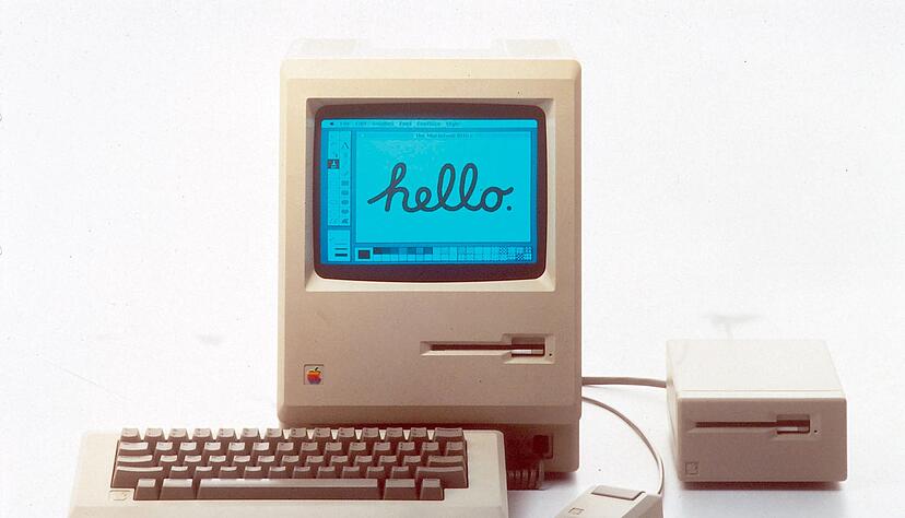1984: Der erste Apple Macintosh wurde von Apple-Mitbegründer Steve Jobs im Januar 1984 der Öffentlichkeit vorgestellt. 1984: Der erste Apple Macintosh wurde von Apple-Mitbegründer Steve Jobs im Januar 1984 der Öffentlichkeit vorgestellt.