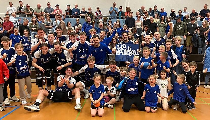 Abschluss mit den Fans - und der Jugend des TSV Weinsberg: Die Regionalliga-M&auml;nner zum Anfassen.