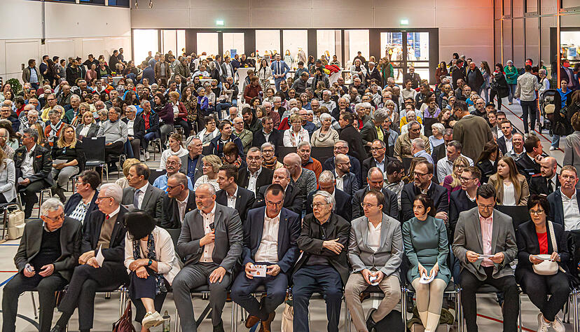 Der Gemeinderat tagte außerordentlich in der Mehrzweckhalle Massenbachhausen - zur offiziellen Amtseinsetzung des neuen Bürgermeisters Steffen Braun.