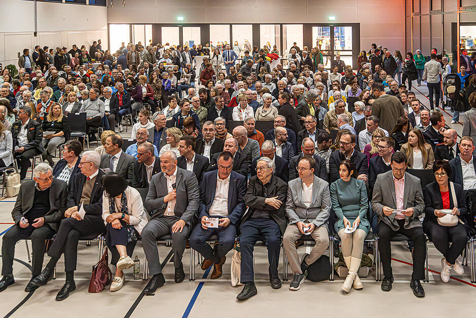Der Gemeinderat tagte außerordentlich in der Mehrzweckhalle Massenbachhausen - zur offiziellen Amtseinsetzung des neuen Bürgermeisters Steffen Braun.
