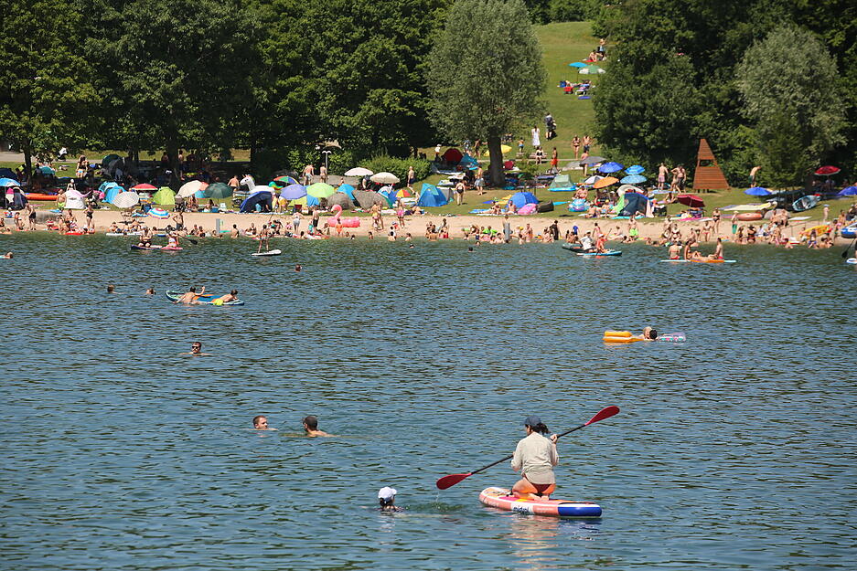 Auf dem Breitenauer See suchen viele Menschen Abkühlung. Die vorhergesagten 35 Grad wurden im Raum Heilbronn am Sonntag erreicht. Auf dem Breitenauer See suchen viele Menschen Abkühlung. Die vorhergesagten 35 Grad wurden im Raum Heilbronn am Sonntag erreicht.