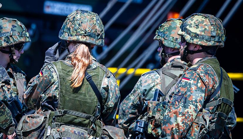 Frauen stehen bei der Bundeswehr alle Bereiche und Laufbahnen offen, nicht nur im zivilen, sondern auch im milit&auml;rischen Bereich.