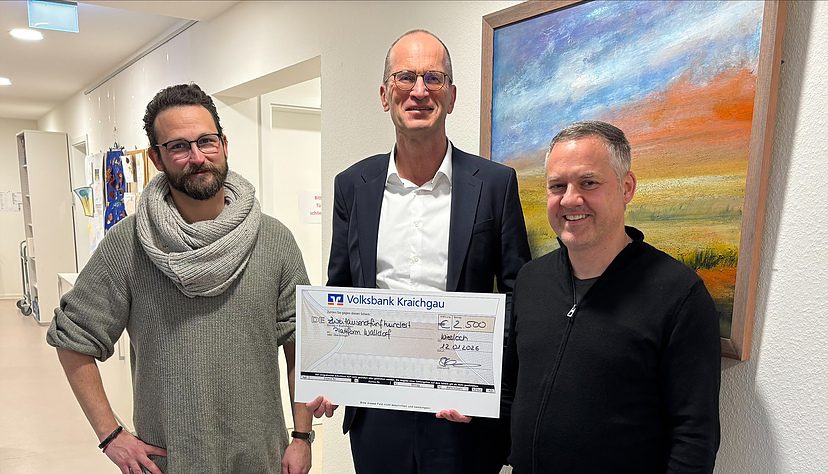 Plattform Walldorf (v.l.n.r.) Einrichtungsleiter der Fachberatung Pascal Drzonek, Vorstandsvorsitzender der Volksbank Kraichgau Klaus Bieler, Sozialarbeiter Martin H&auml;rter