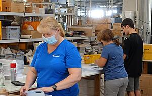 Ines Kauzor falzt, was die Maschinen nicht hinbekommen.