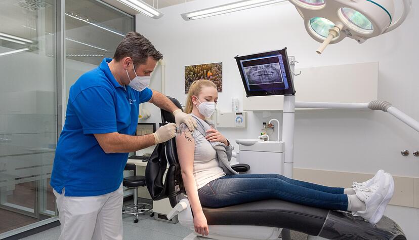 Oralchirurg Manuel Troßbach kann Patientin Vanessa Fischer nur gegen Corona impfen, weil er eine Kollegin mit ärztlicher Zulassung im Praxis-Team hat.
Foto: Mario Berger