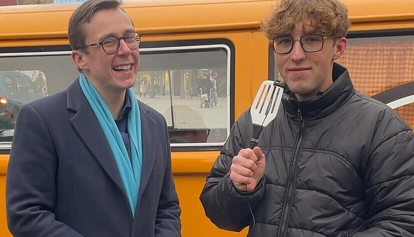 Der Vorsitzende der Jungen Union Heilbronn, Julius Förch (rechts), auf dem Kiliansplatz in Heilbronn zusammen mit dem Politiker der CDU, Philipp Amthor.
