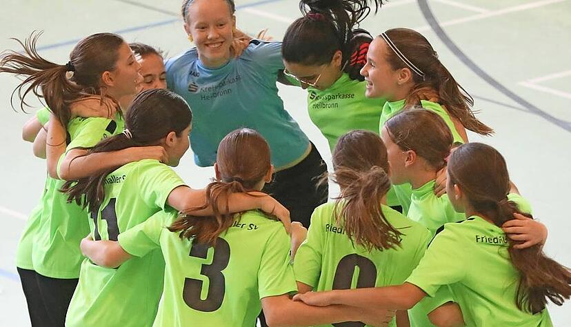 Happy End nach Fehlstart: Die D-Juniorinnen des Friedrichshaller SV feierten in Neuenstadt ausgelassen ihren Titelgewinn.
