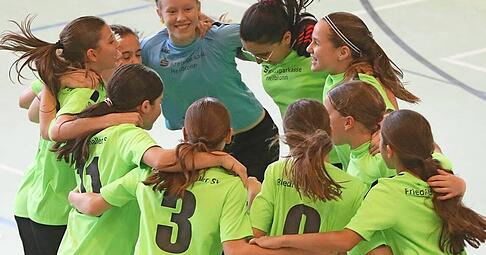 Happy End nach Fehlstart: Die D-Juniorinnen des Friedrichshaller SV feierten in Neuenstadt ausgelassen ihren Titelgewinn.