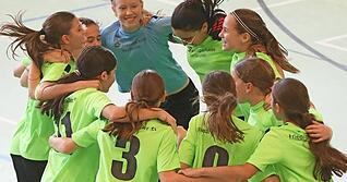 Happy End nach Fehlstart: Die D-Juniorinnen des Friedrichshaller SV feierten in Neuenstadt ausgelassen ihren Titelgewinn.