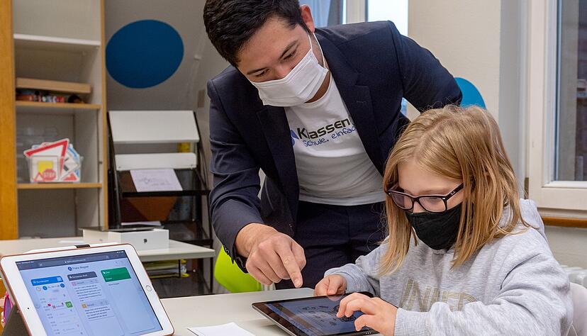 Der Heilbronner Entwickler Waldemar Koch zeigt Schülerin Jana (10), wie sie die Lernsoftware "eKlassenraum" bedient. An der Heilbronner Neckartalschule ist sie testweise im Einsatz.
Foto: Mario Berger Der Heilbronner Entwickler Waldemar Koch zeigt Schülerin Jana (10), wie sie die Lernsoftware "eKlassenraum" bedient. An der Heilbronner Neckartalschule ist sie testweise im Einsatz.
Foto: Mario Berger