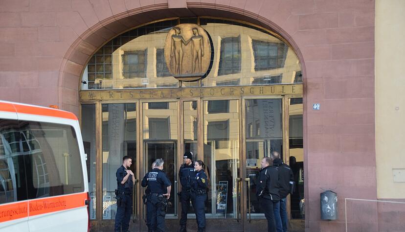 Einsatzkräfte der Polizei stehen vor der Universität in Mannheim. Das Landeskriminalamt ermittelt nun zu dem tödlichen Polizeieinsatz. Einsatzkräfte der Polizei stehen vor der Universität in Mannheim. Das Landeskriminalamt ermittelt nun zu dem tödlichen Polizeieinsatz.