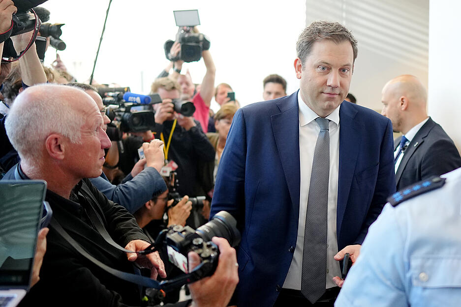 Lars Klingbeil (SPD, Mitte), designierter Vizekanzler und Bundesminister der Finanzen, verlässt im Bundestag bei der Kanzlerwahl das Unions-Fraktionsbüro.