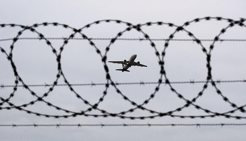 Die Abschiebegruppe des Polizeipräsidiums Ludwigsburg sorgt dafür, dass abgelehnte Asylbewerber zum Flughafen oder an die Landesgrenze gebracht werden. Dort übernimmt die Bundespolizei.
Foto: dpa Die Abschiebegruppe des Polizeipräsidiums Ludwigsburg sorgt dafür, dass abgelehnte Asylbewerber zum Flughafen oder an die Landesgrenze gebracht werden. Dort übernimmt die Bundespolizei.
Foto: dpa