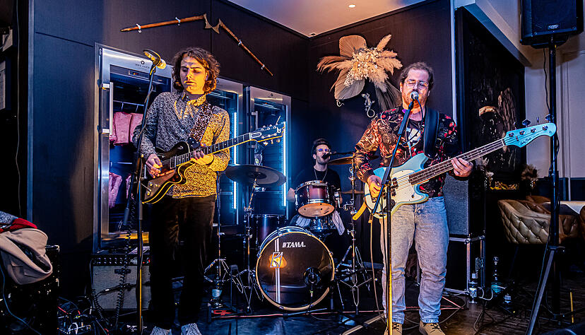 Noisepollution, deren drei Band-Mitglieder alle Jonas mit Vornamen heißen, macht mit ihrem breit gefächerten Rock-Repertoire im Blackbones Steakhouse Station. Noisepollution, deren drei Band-Mitglieder alle Jonas mit Vornamen heißen, macht mit ihrem breit gefächerten Rock-Repertoire im Blackbones Steakhouse Station.