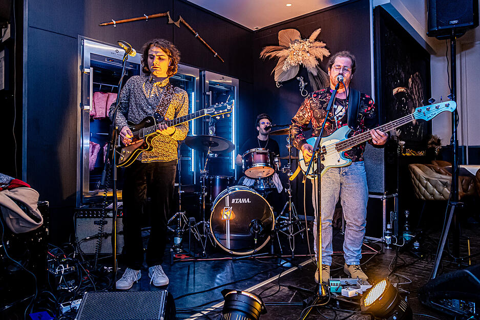 Noisepollution, deren drei Band-Mitglieder alle Jonas mit Vornamen heißen, macht mit ihrem breit gefächerten Rock-Repertoire im Blackbones Steakhouse Station. Noisepollution, deren drei Band-Mitglieder alle Jonas mit Vornamen heißen, macht mit ihrem breit gefächerten Rock-Repertoire im Blackbones Steakhouse Station.