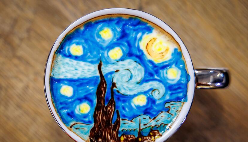 Kunst im Kaffee: Der Milchschaum verwandelt sich in ein ber&uuml;hmtes Werk des Malers Vincent van Gogh.