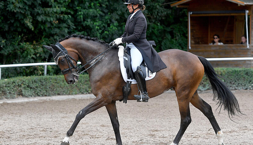 Hat am Anfang im Viereck gezickt: Fleur d'espoir mit Andrea Dlugos.