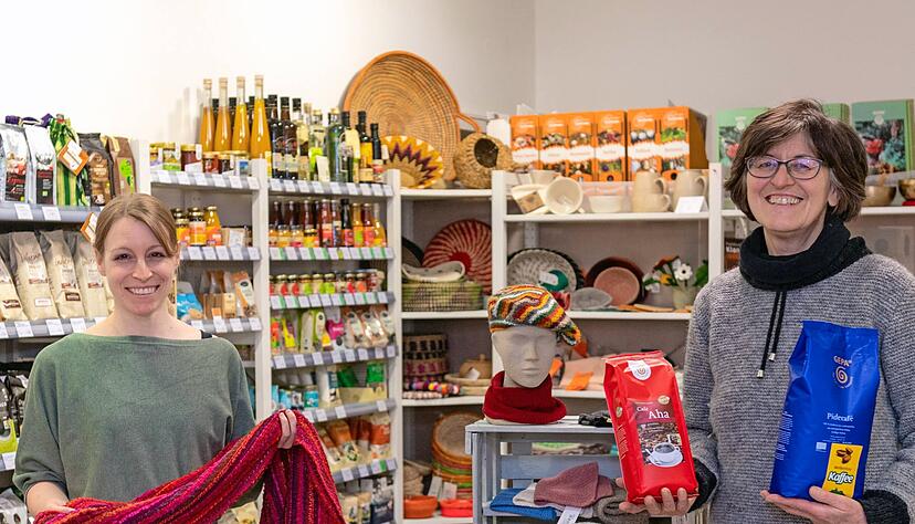 Statt wie früher einen fair gehandelten Kaffee bieten Paula Friedrich (rechts) und Marion Moser heute im Weltladen in Weinsberg bis zu 20 verschiedene Röstungen an. Das Interesse der Kunden ist groß. Statt wie früher einen fair gehandelten Kaffee bieten Paula Friedrich (rechts) und Marion Moser heute im Weltladen in Weinsberg bis zu 20 verschiedene Röstungen an. Das Interesse der Kunden ist groß.