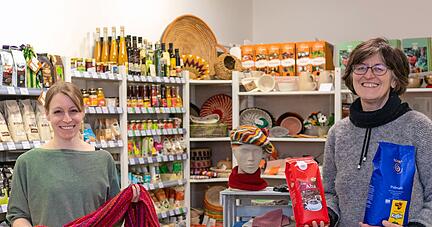 Statt wie früher einen fair gehandelten Kaffee bieten Paula Friedrich (rechts) und Marion Moser heute im Weltladen in Weinsberg bis zu 20 verschiedene Röstungen an. Das Interesse der Kunden ist groß.