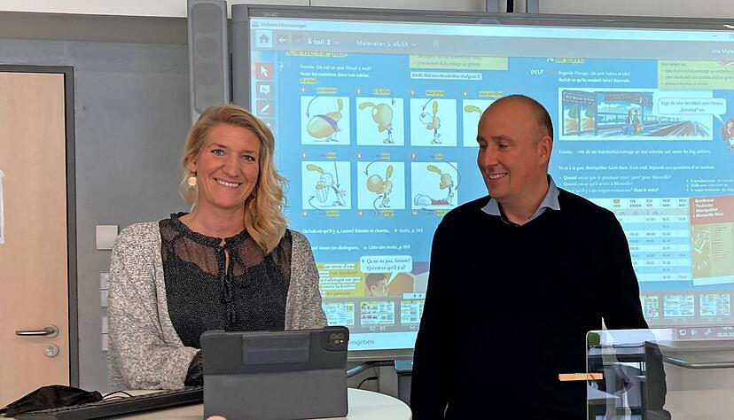 Eine Seite aus dem Französischbuch ruft Laura Neutz am Smartboard auf. Dirk Rüger leitet die Referenzschule in Ingelfingen. Zwei Gemeinschaftsschulen in der Region sind erste Ansprechpartner bei der Digitalisierung.
Foto: Yvonne Tscherwitschke Eine Seite aus dem Französischbuch ruft Laura Neutz am Smartboard auf. Dirk Rüger leitet die Referenzschule in Ingelfingen. Zwei Gemeinschaftsschulen in der Region sind erste Ansprechpartner bei der Digitalisierung.
Foto: Yvonne Tscherwitschke