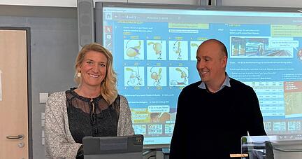 Eine Seite aus dem Französischbuch ruft Laura Neutz am Smartboard auf. Dirk Rüger leitet die Referenzschule in Ingelfingen. Zwei Gemeinschaftsschulen in der Region sind erste Ansprechpartner bei der Digitalisierung.
Foto: Yvonne Tscherwitschke