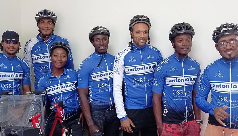 Der kapverdische Radsportverein in seinen neuen Trikots.
