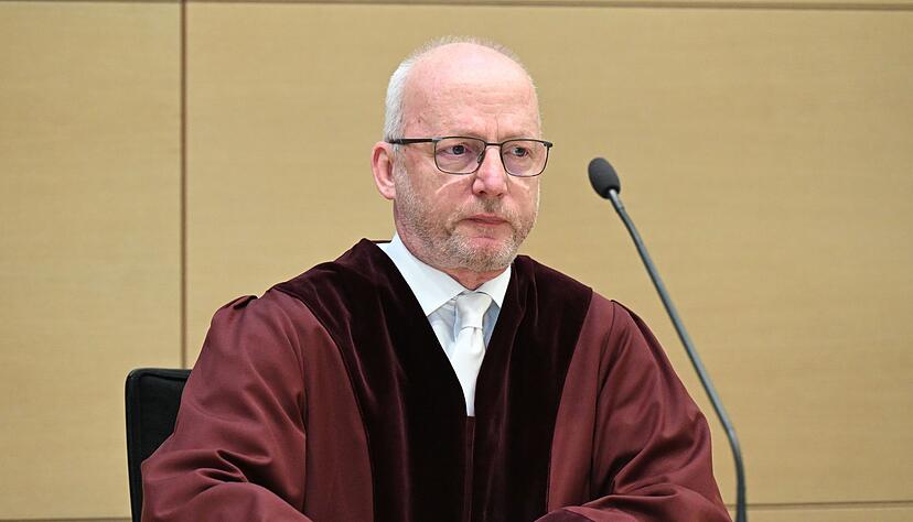 Der Vorsitzende Richter J&uuml;rgen Sch&auml;fer nutzt die Urteilsverk&uuml;ndung f&uuml;r grunds&auml;tzliche Kritik: Gewalt sei kein Mittel f&uuml;r Auseinandersetzungen.