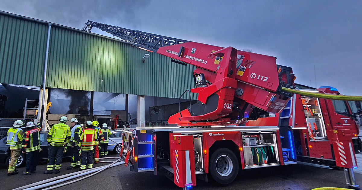 Dense column of smoke over Oberstenfeld: Warehouse in industrial park ...