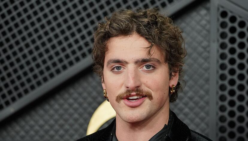 Popstar Benson Boone gehört zu den Promis der letzten Jahre, die den Oberlippenbart-Hype befeuerten. (Archivbild) Popstar Benson Boone gehört zu den Promis der letzten Jahre, die den Oberlippenbart-Hype befeuerten. (Archivbild)