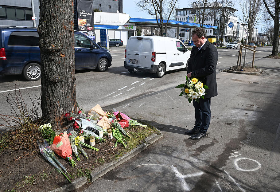 Der Ludwigsburger OB Matthias Knecht legt an der Unfallstelle Blumen nieder. Nach dem Tod zweier unbeteiligter Frauen wegen eines mutmaßlichen Autorennens hat sich die Stadt entsetzt und fassungslos gezeigt.