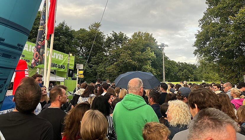 Eine lange Warteschlange bildete sich am Samstagabend am Eingang. Die Menschen zog es aufs Festivalgelände.