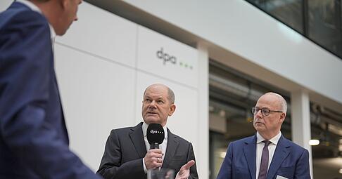 Bundeskanzler Olaf Scholz ist zu Gast bei der Deutschen Presse-Agentur in Berlin. Rechts: dpa-Chefredakteur Sven Gösmann.