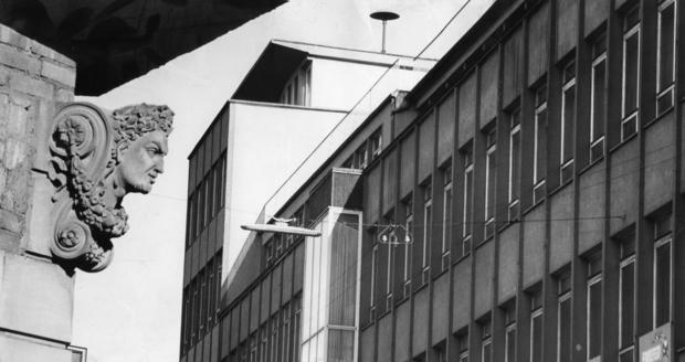 1966: Bei den Abbrucharbeiten für die Kilianspassage verschwindet der steinerne Kopf aus dem Stadtbild. Er gehörte zum ehemaligen Ehrmannschen Haus Ecke Kilianstraße/Klostergasse.