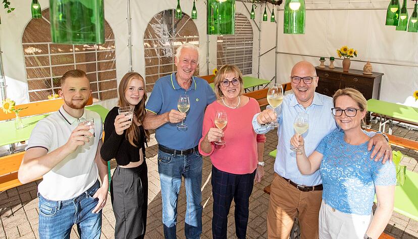 Freuen sich auf eine neue Besenepoche: Ramona und Markus Niklas, Renate Schmidt und Eugen Gall, sowie Noelle und David Niklas (von rechts).
Foto: Andreas Veigel