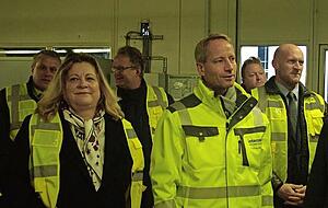 OMV-Vorst&auml;ndin Daniela Vlad und Interzero-Chef Axel Schweitzer sahen sich die bisherige Sortieranlage an.