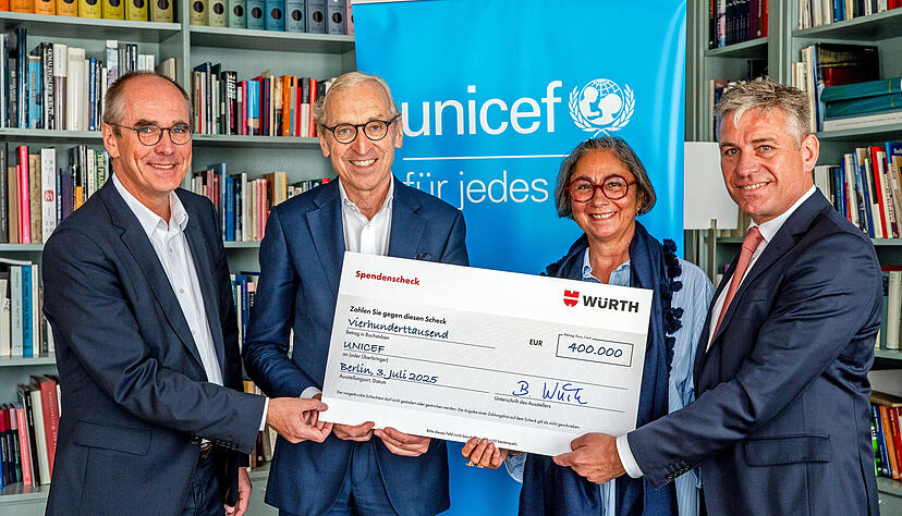 Bettina Würth, Mitglied des Stiftungsaufsichtsrats der Würth-Gruppe, und Michael Frank, Verantwortlicher Direktvertrieb International bei Würth, (rechts) überreichen die Spende an Georg Graf Waldersee (Vorstandsvorsitzender UNICEF Deutschland) und Christian Schneider (Geschäftsführer UNICEF Deutschland). Bettina Würth, Mitglied des Stiftungsaufsichtsrats der Würth-Gruppe, und Michael Frank, Verantwortlicher Direktvertrieb International bei Würth, (rechts) überreichen die Spende an Georg Graf Waldersee (Vorstandsvorsitzender UNICEF Deutschland) und Christian Schneider (Geschäftsführer UNICEF Deutschland).