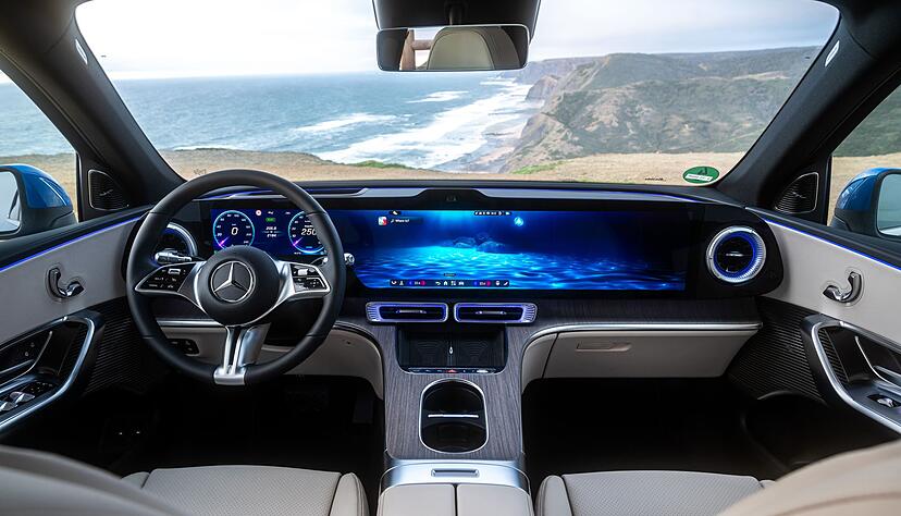 Moderne Zeiten und alte Tugenden: Neben der riesigen Bildschirmlandschaft helfen aber auch ein paar klassische Schalter bei der Bedienung. Moderne Zeiten und alte Tugenden: Neben der riesigen Bildschirmlandschaft helfen aber auch ein paar klassische Schalter bei der Bedienung.