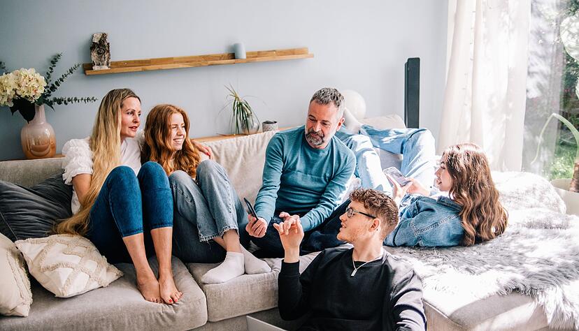 Gem&uuml;tlich auf der Familiencouch entspannen - auch hier ist es wichtig, die Position regelm&auml;&szlig;ig zu wechseln, um R&uuml;ckenschmerzen zu vermeiden.